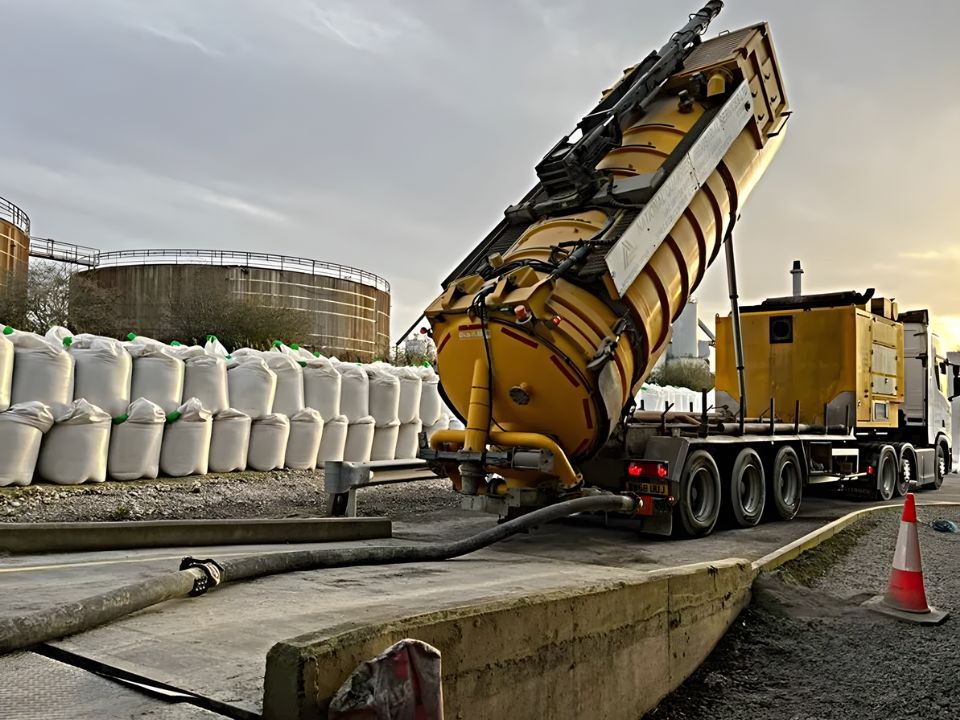 Moving large quantities of dust debris using a DISAB vacuum tanker