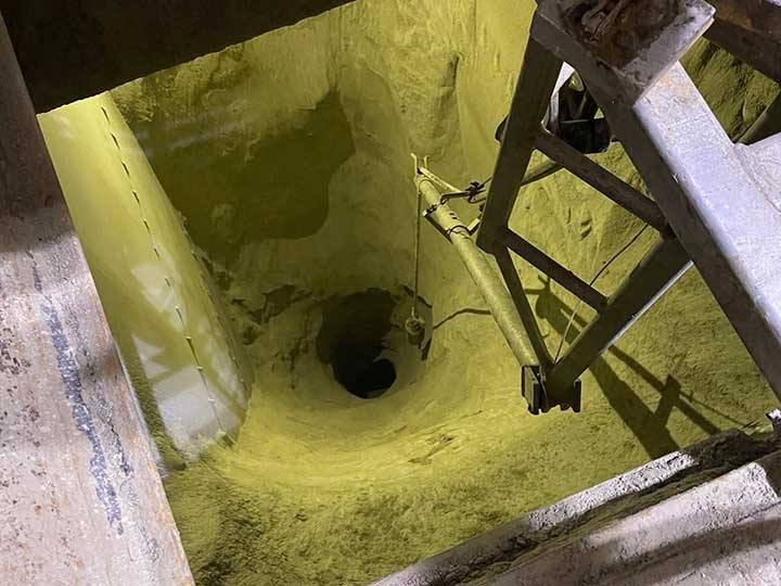 Ratholing and material build-up inside an industrial silo