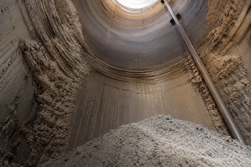 Material build-up and blockage inside an industrial silo